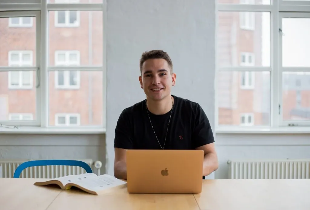 Student happy to write his thesis alone